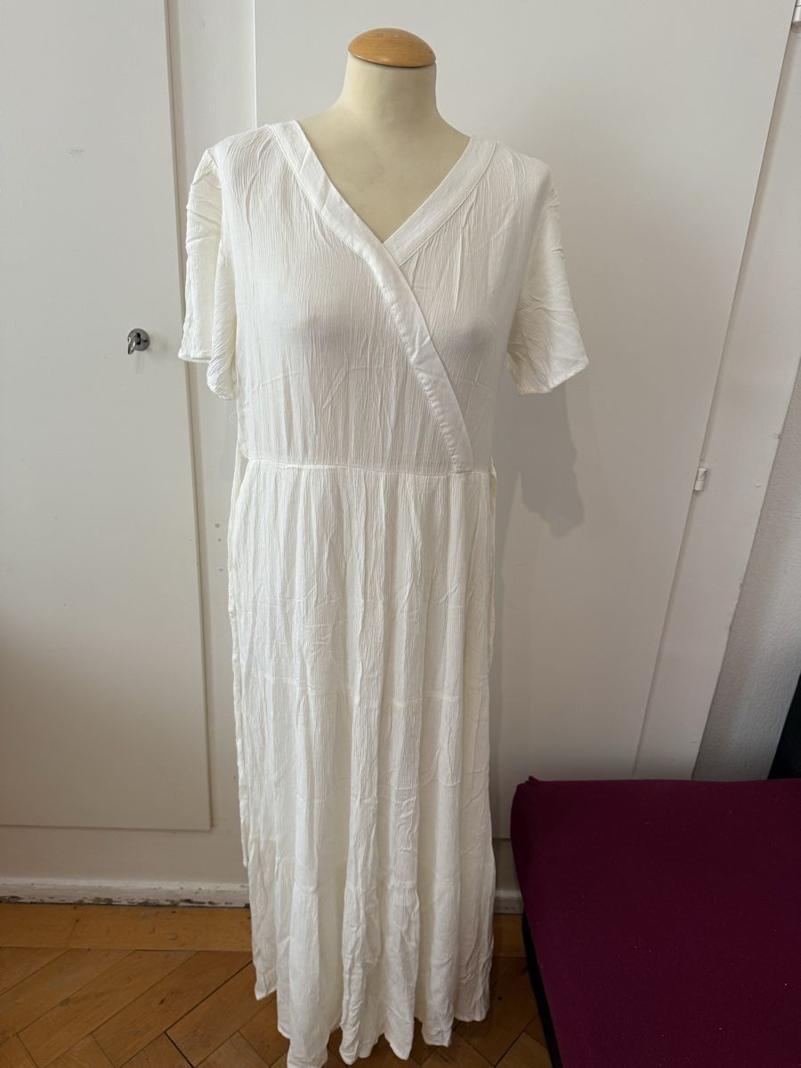 Kleider: Longue robe d’été blanche – Neu (gemäss Beschreibung) aus Le Locle von tchanatakoua 5