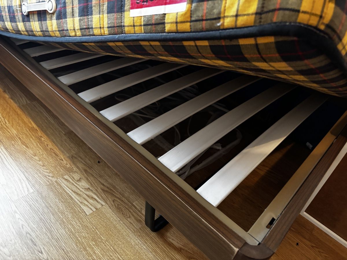 Lits: stabile Einzelbetten 90 × 200 cm – mit oder ohne Matratzen – D'occasion à Ittigen par brenner82 1