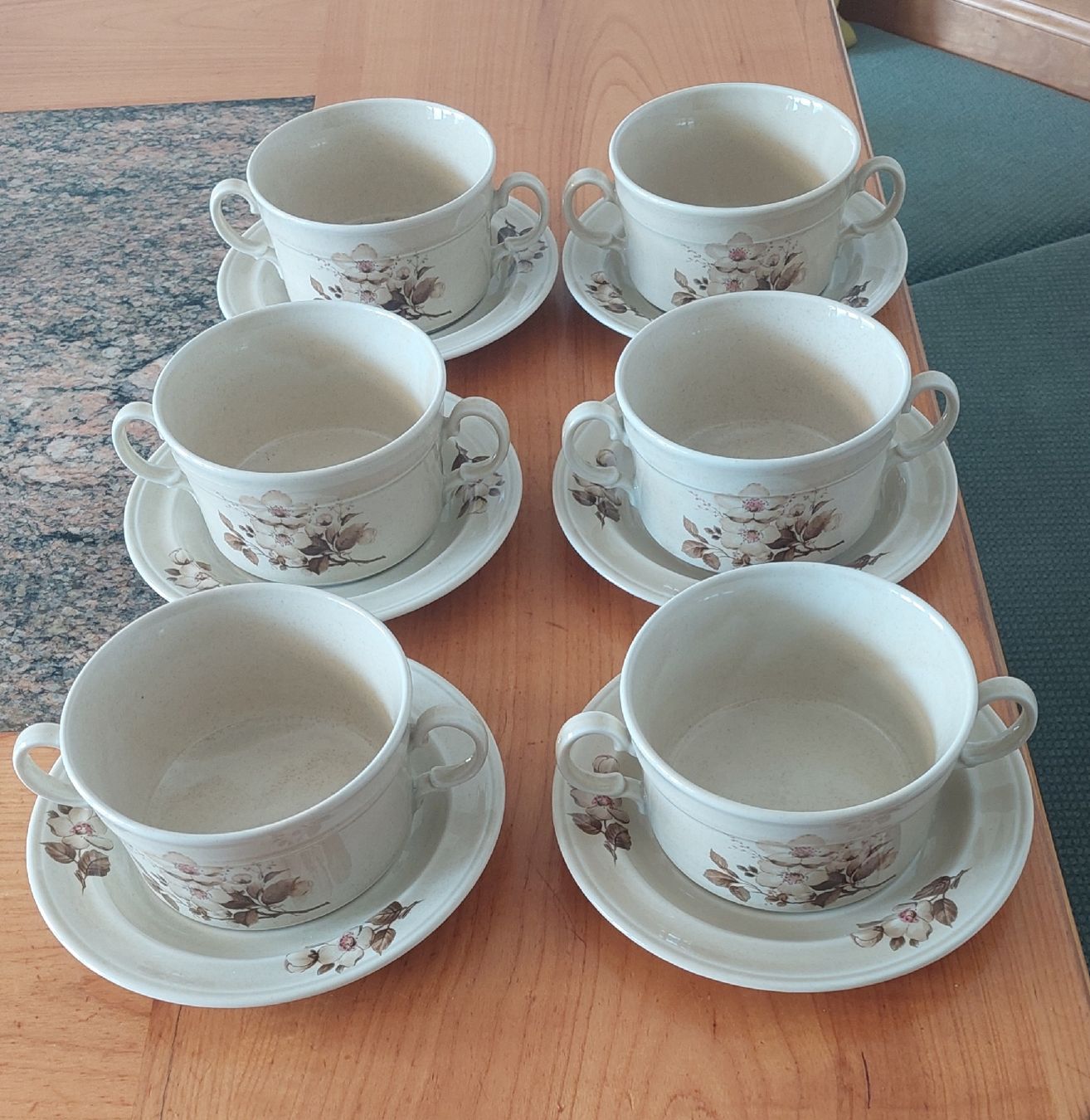 Winterling Set di piatti: 6 Suppentassen mit Unterteller Blumenmuster beigebraun – Usato da Zizers venduto da Pinot55