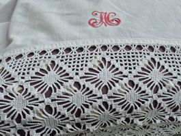 Kissenbezug antik mit Häkelspitze und Monogramm AH