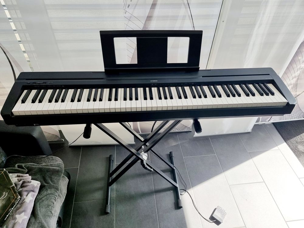 YAMAHA Digital Piano P45 (Keyboard) inkl. Ständer Kaufen auf Ricardo