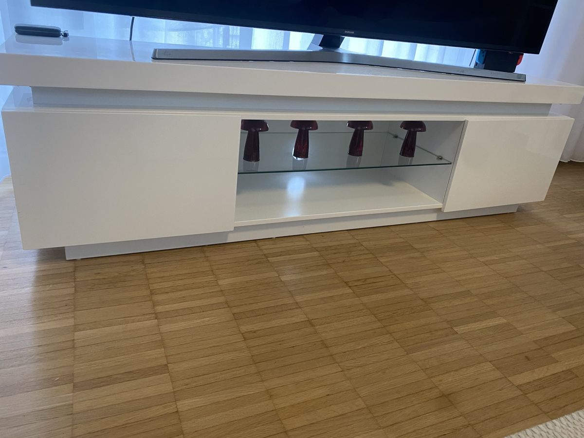 Mobili TV: TV Kommode weiss mit LED – Usato da Buchs AG venduto da ese_ms7g