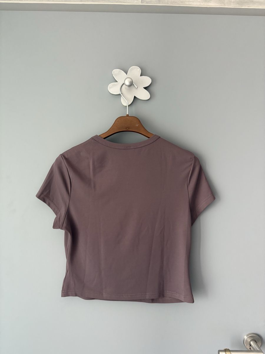 Shein T-shirt: T-shirt Shein taille L marron – Usato da Champlan venduto da mat_qff9 2