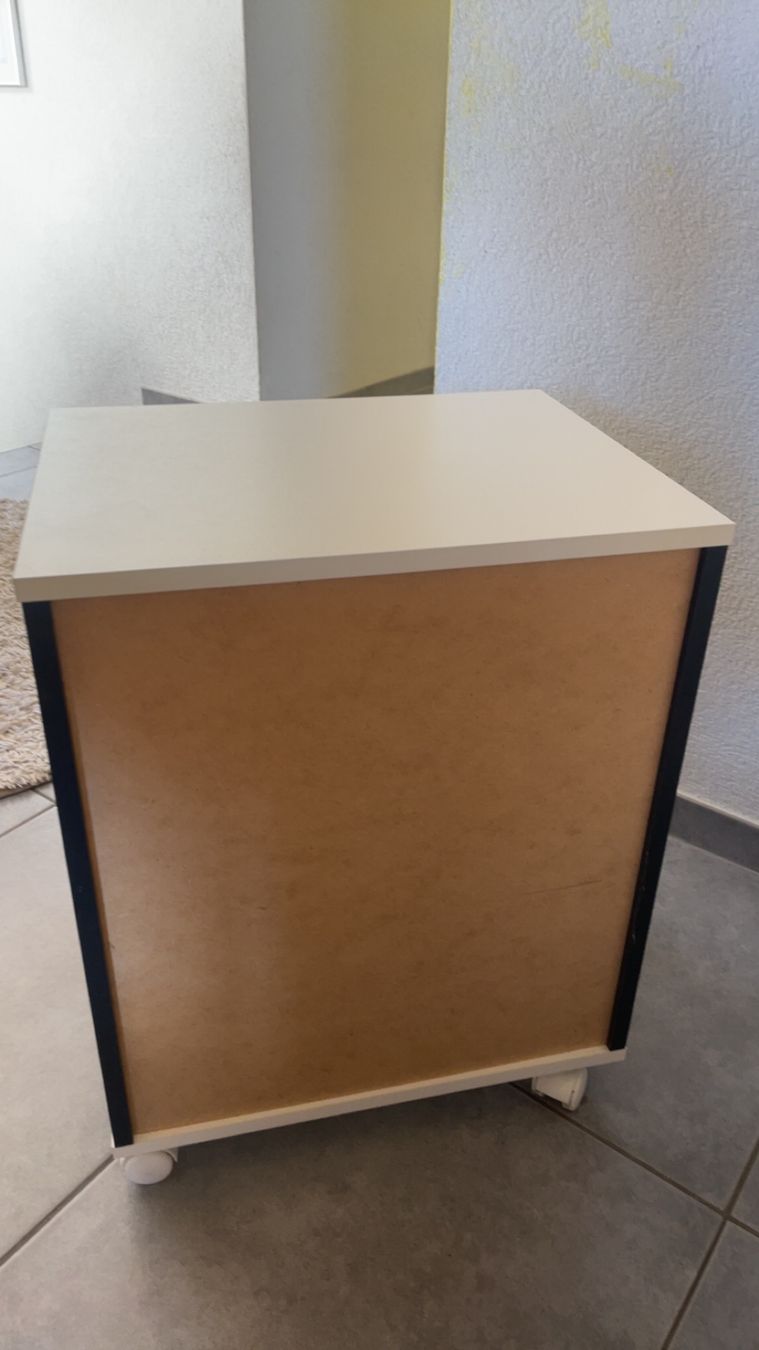 Nachttische: Nachttisch mit Rollen & abschliessbarer Schublade – Neu (gemäss Beschreibung) aus Tuttwil von xen_9hdh 2