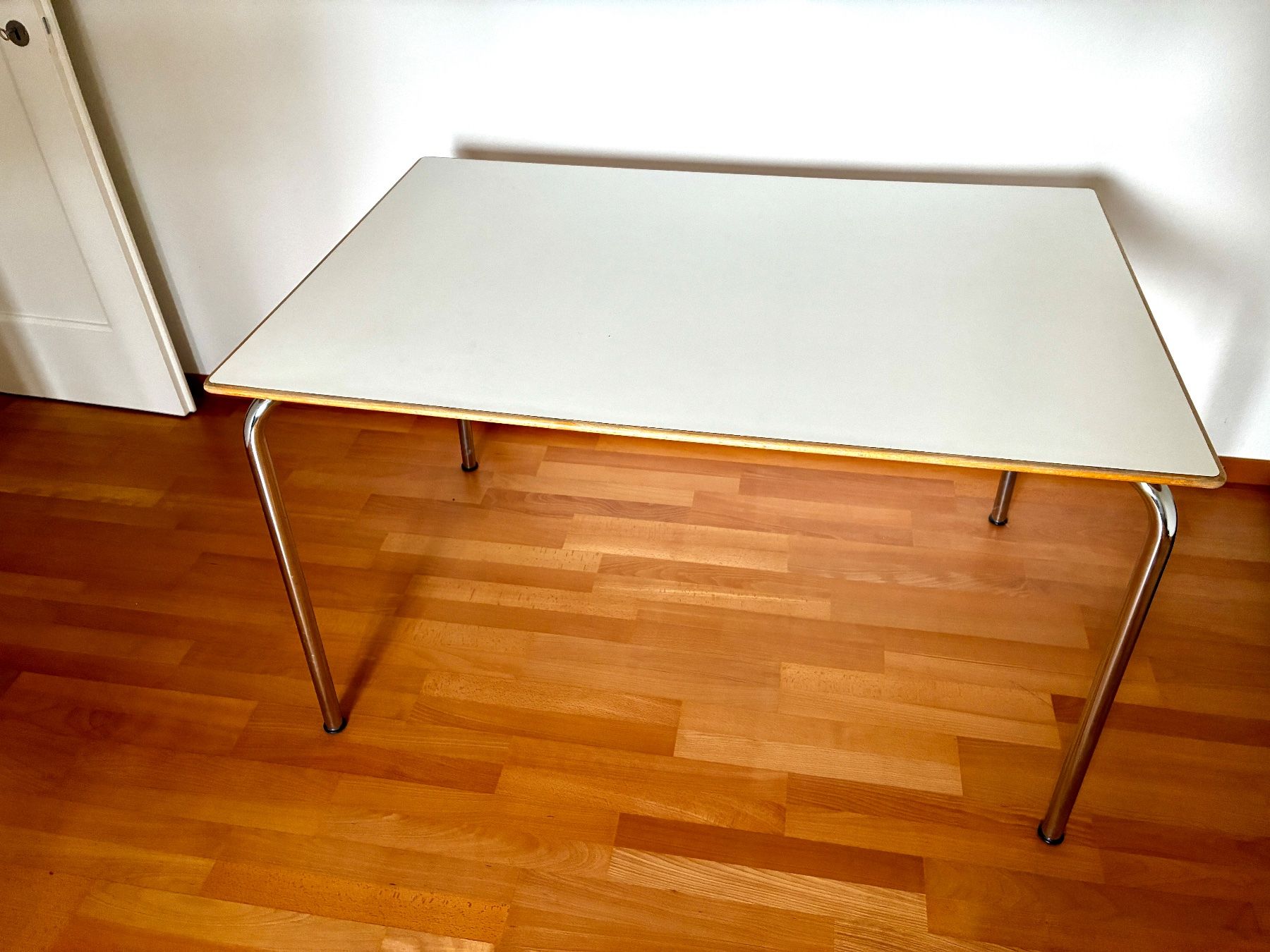 Tavoli: Schöner Holztisch mit Metallbeinen – Usato da Zürich venduto da leo_z9hq