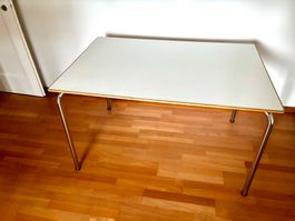 Schöner Holztisch mit Metallbeinen