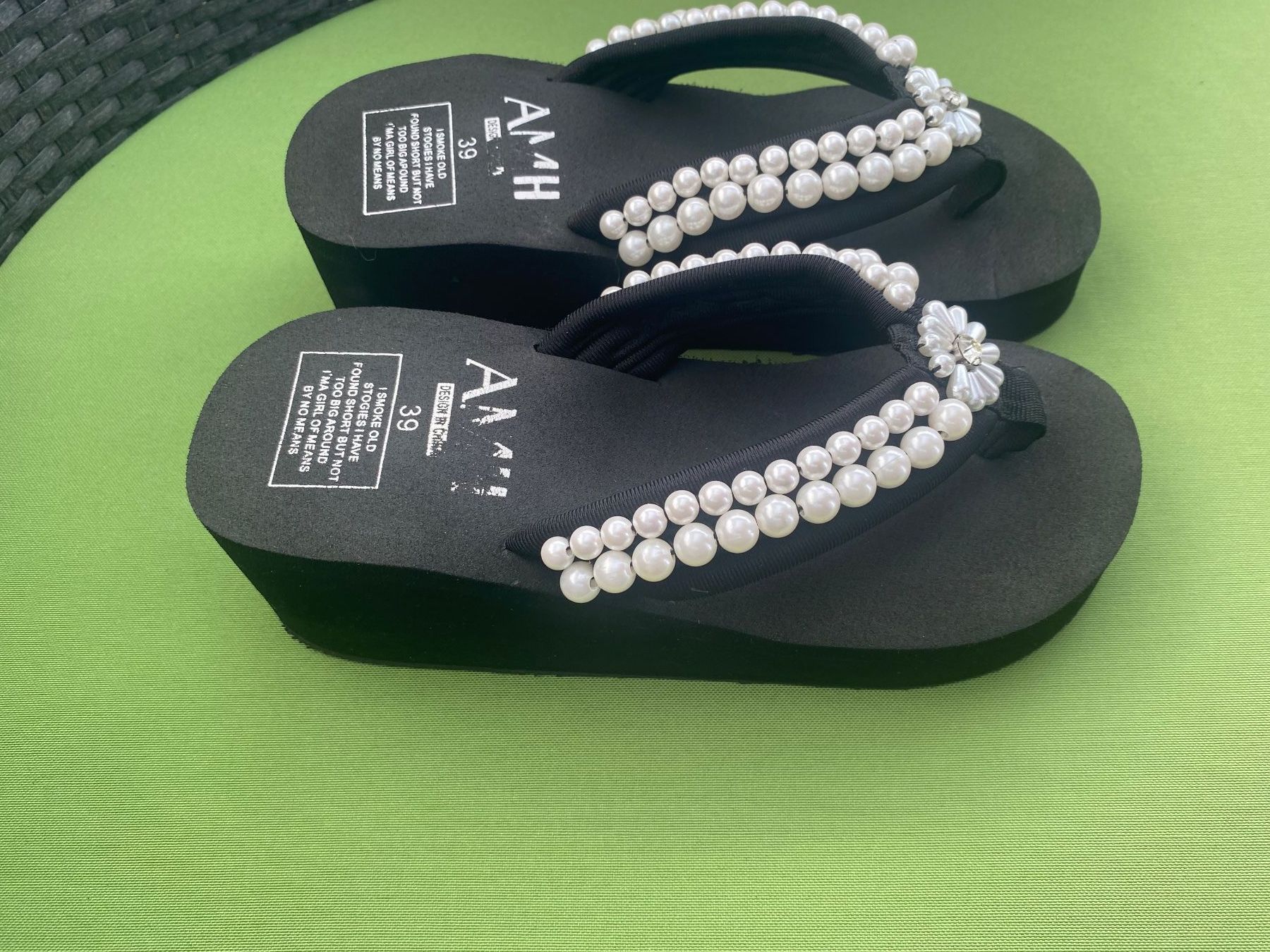 Scarpe da donna: SUMMERTIME - stylische Flip-Flops mit Perlen, nero, 39 – Usato da Winkel venduto da ferrari2022 1