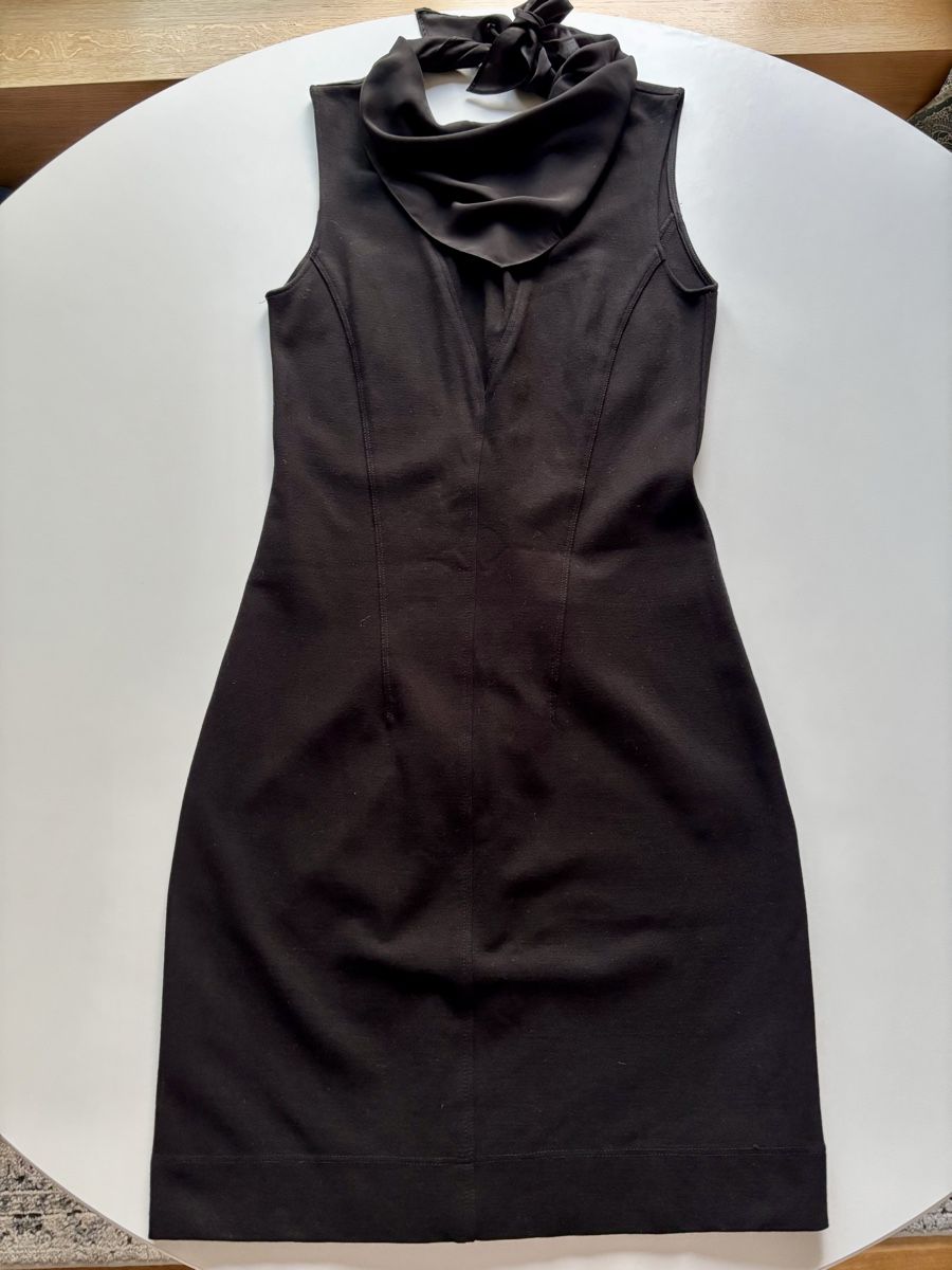 Sandro Robes: Sandro schwarzes Kleid mit Schal T2 – Neuf (Voir description) à St. Gallen par maryloewe