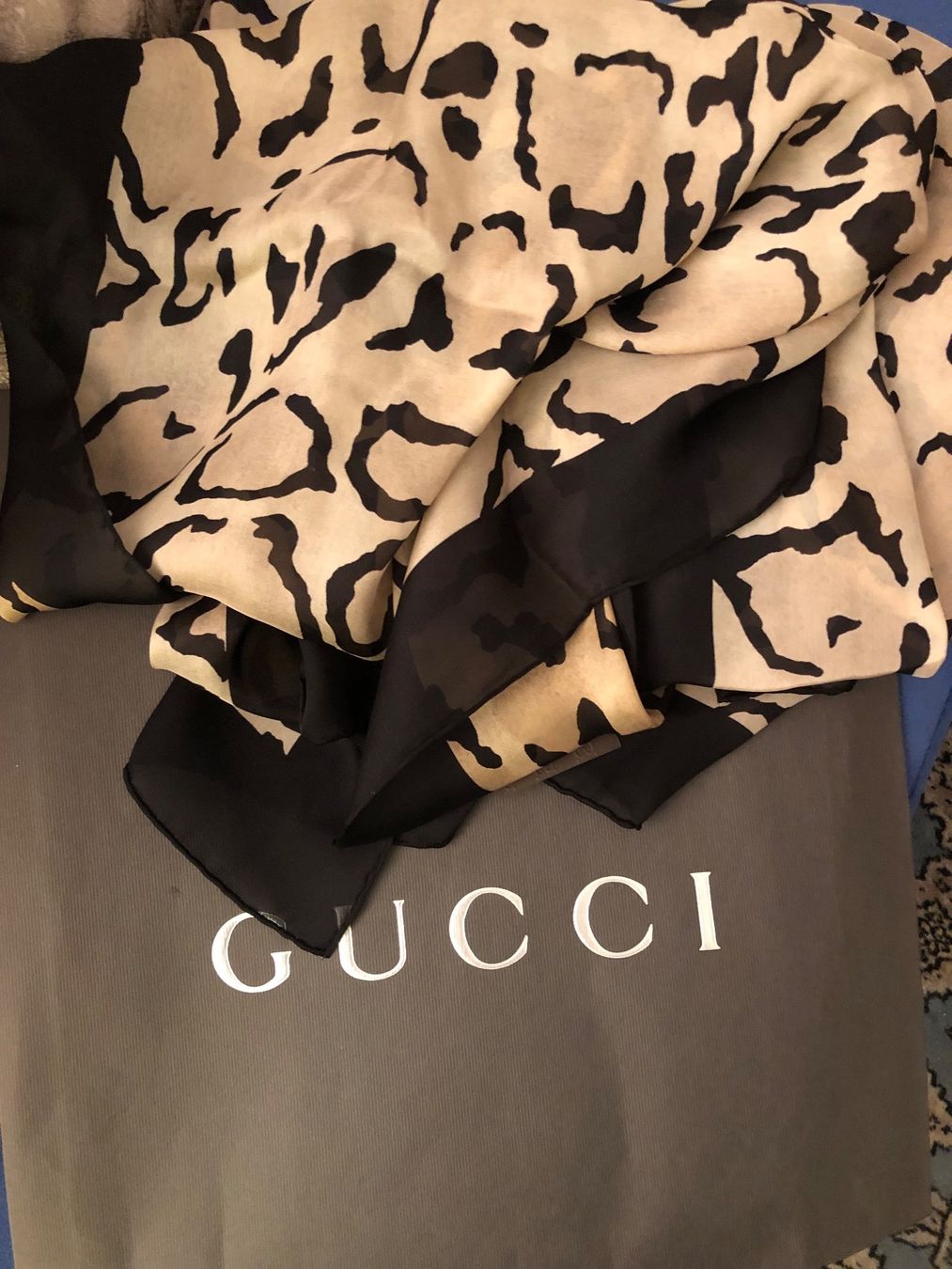 Gucci Foulards, Tücher & Schals: Nuovo Scialle di seta  Gucci – Neu und originalverpackt aus Davesco-Soragno von dvf_7h6d 1