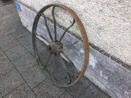 Antikes grosses Eisenrad mit Speichen für Gartendeko Sammler