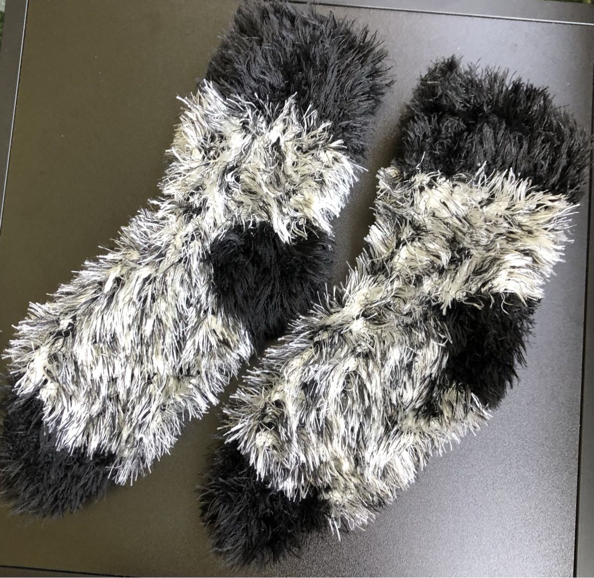 Calze: FusslSocken Felloptik schwarz-weiss Grösse 36-38 – Nuovo (secondo la descrizione) da St.Gallen venduto da nitka. 1