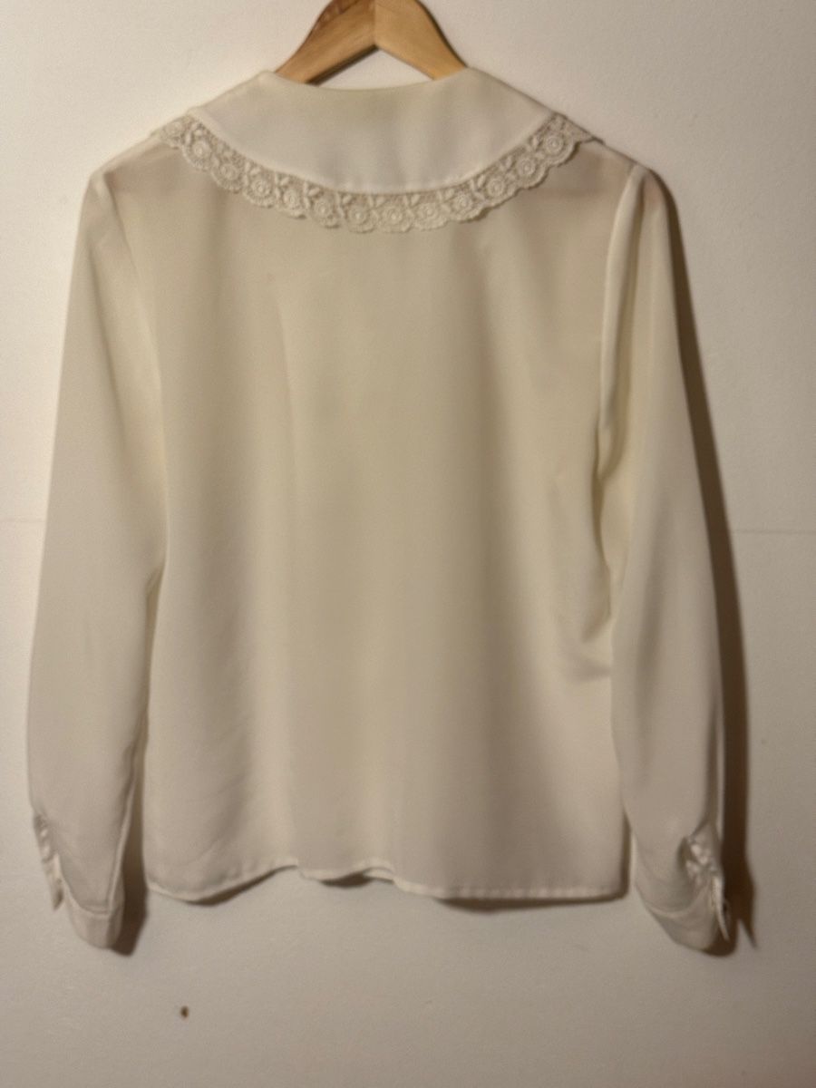 Blusen: Feine Creme Bluse mit Spitzenkragen – Gebraucht aus Bern von lou_bxy5 1
