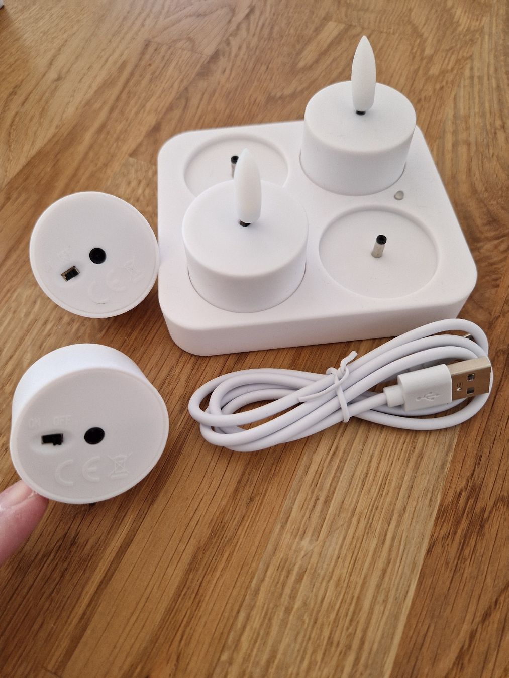 Candele: 4er Set LED-Kerzen mit Ladestation – Nuovo e nell'imballaggio originale da Kulmerau venduto da Doene7 1