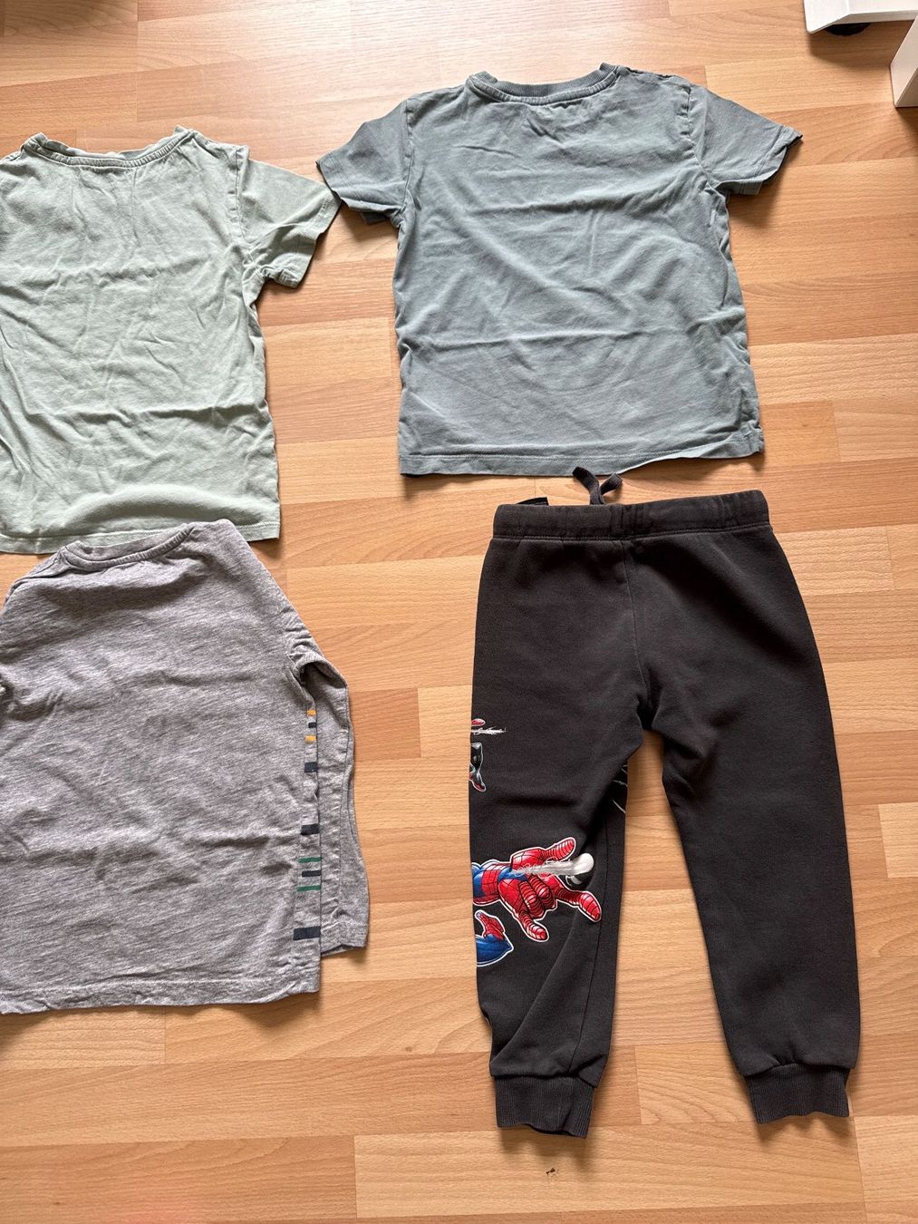 Lotti & Set di vestiti: Kleiderpaket Grösse 3-8 Jahre – Usato da Horgen venduto da linuxrp 6