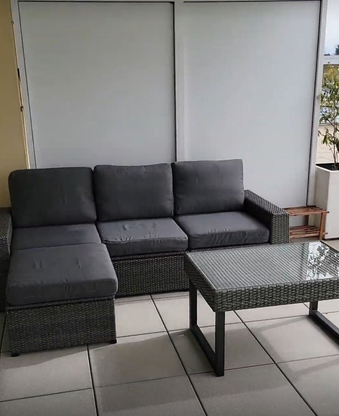 Sofas: Canapé d'angle extérieur gris anthracite avec table basse... – D'occasion à Clarens par taylansalor