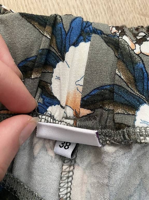 Pantaloni: Bequeme Culotte Hose in Grösse 38 – Usato da ballwil venduto da finduss99 2