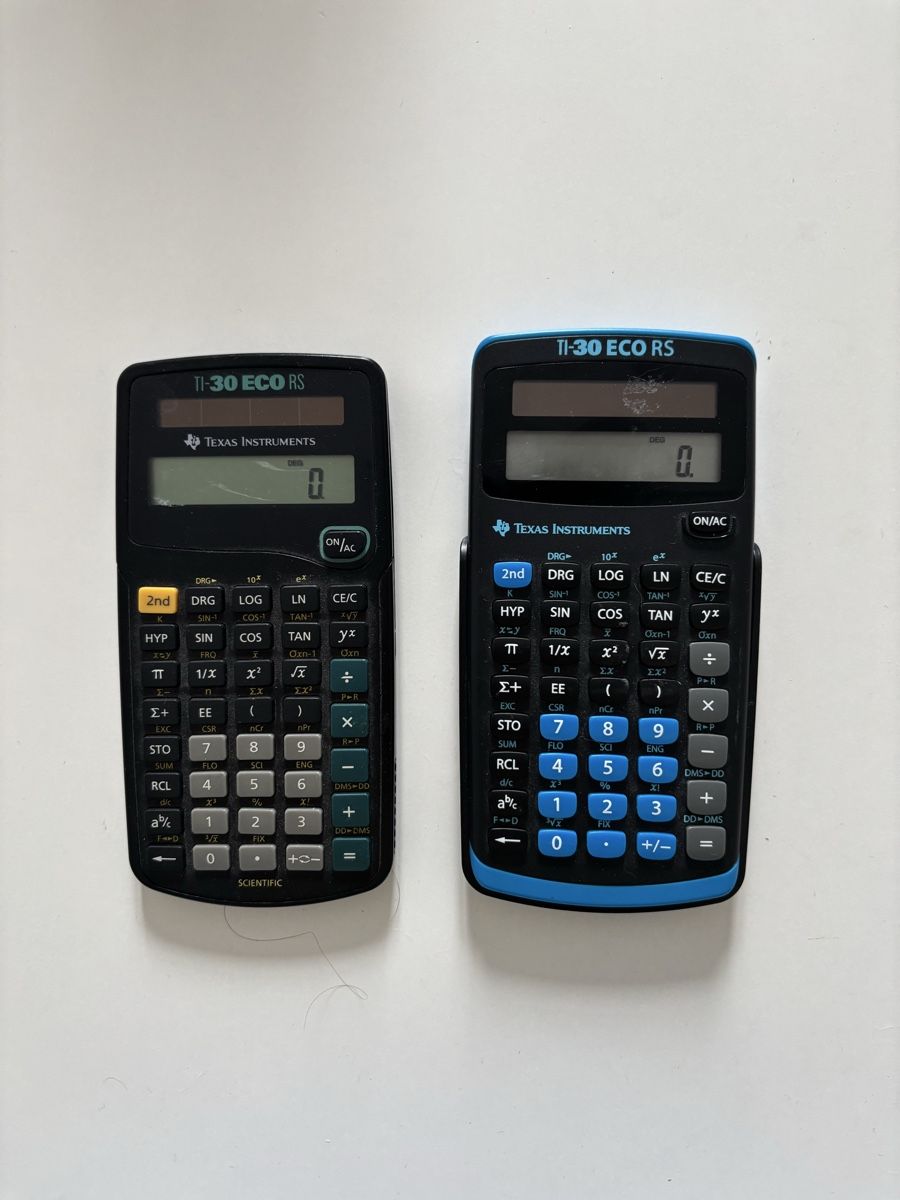 Taschenrechner: Lot de 2 calculatrices Texas Instruments – Gebraucht aus La Chaux-de-Fonds von DANIELA19961996 1