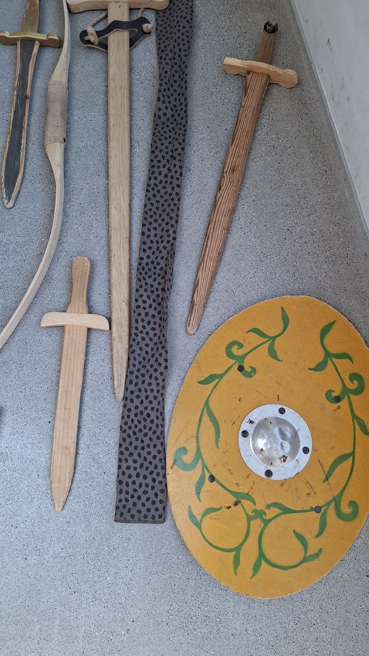 Spielzeuge: Ritterset mit Helm und Schilden/Pfeile und Bogen – Gebraucht aus Rodersdorf von trueegg 2
