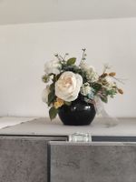 Blumenvase schwarz mit künstlichem Blumenarrangement