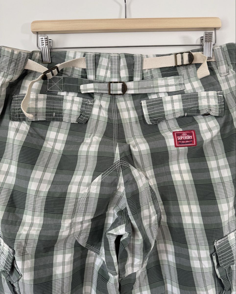 Superdry Pantaloni: Superdry Cargo Shorts kariert Grösse W34  – Usato da Flumenthal venduto da Krajan 3