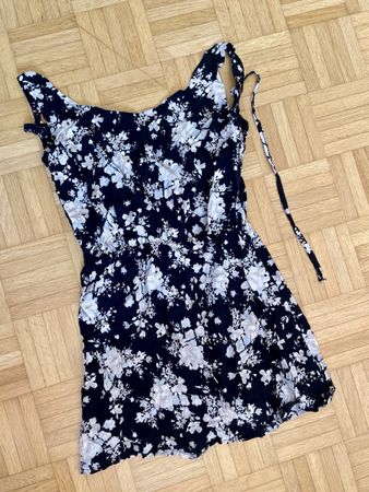 Brandy Melville Kleid, one size, offener Rücken, Blumen