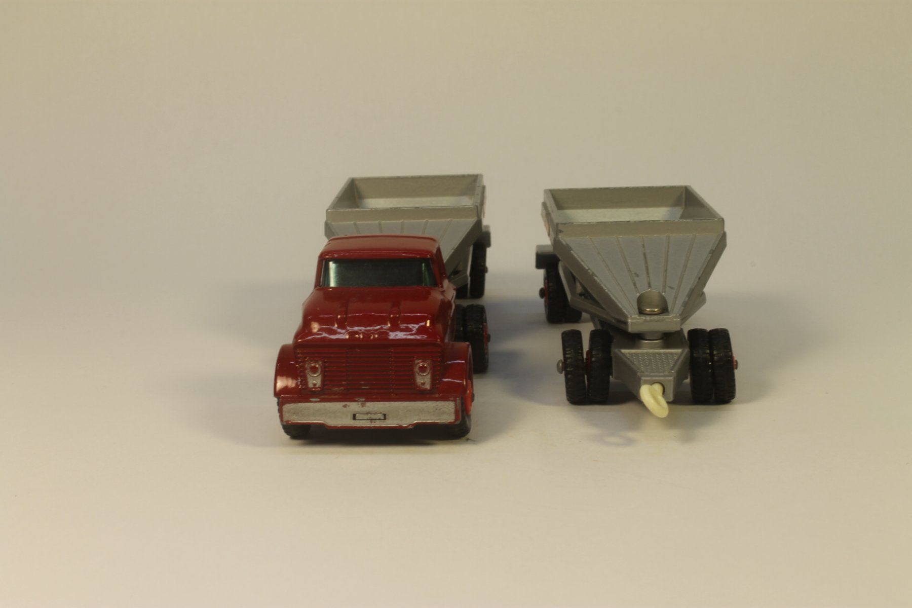 Matchbox Modellini d'auto: Matchbox Major Pack M4B GMC Fruehauf Hopper – Usato da Zofingen venduto da Trukli58 2