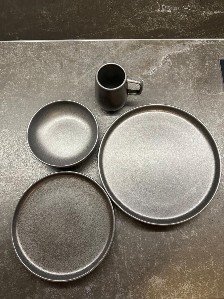 Set di piatti: Keramik- Geschirr-Set matt schwarz – Usato da Gossau ZH venduto da Celestino_2.0 2