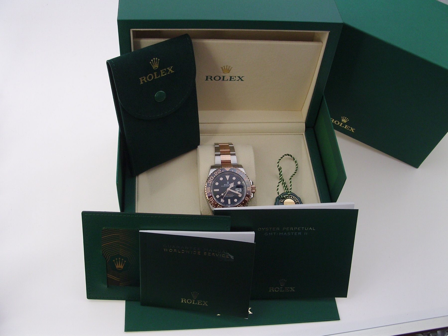 Rolex Uhren: Neue, ungetragene Rolex GMT-Master II Root Beer, im Full-Set – Neu und originalverpackt aus Mels von niezie2002 6