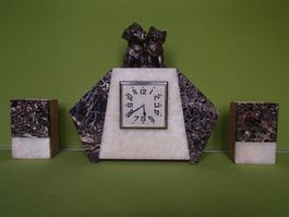 Art Deco Marmor Kaminuhr mit Bronzefigur Hund & Katz