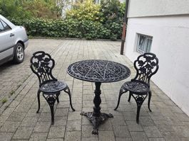 Balkonset Gusseisen schwarz Tisch und zwei Stühle