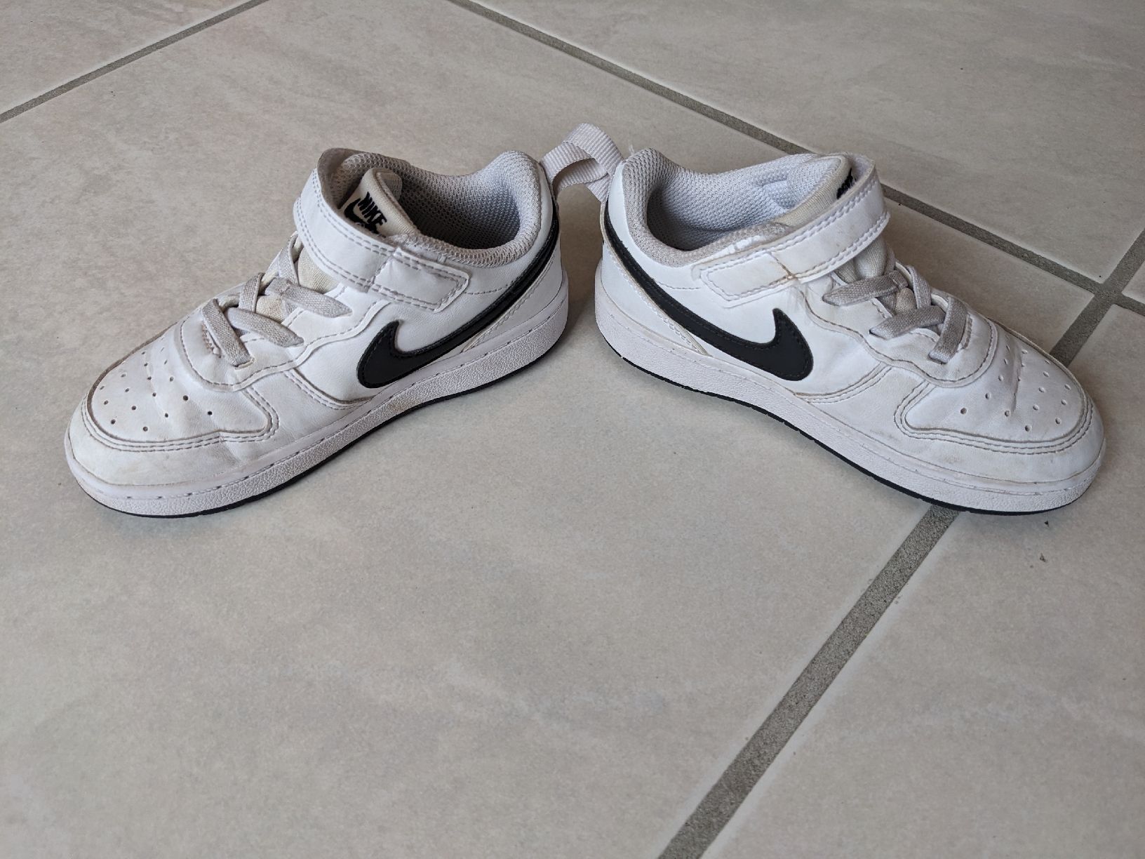 Scarpe per ragazzi: Weisse Nike Kinderschuhe, Grösse 26 – Usato da Wald ZH venduto da andy_ch01 2