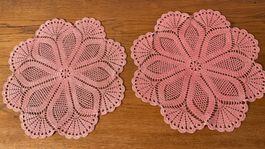 Zwei gehäkelte Deckchen rosa rund gebraucht Zustand 37cm