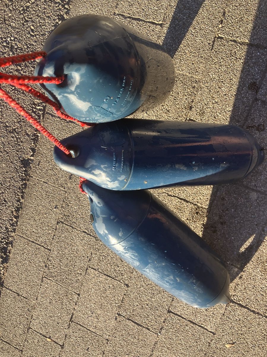 Bateaux: Drei Bootsfender blau  – D'occasion à Châbles FR par Tunturi7 1