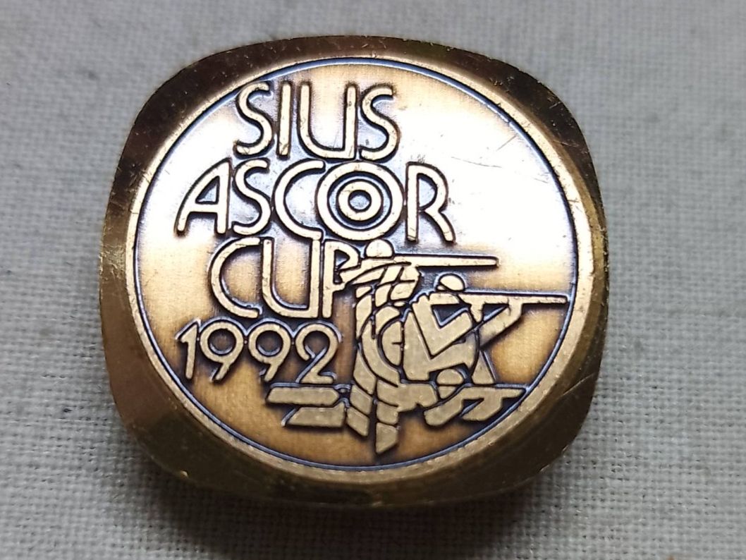 Placchette & Badge: "Sius Ascor Cup - 1992" e 1990 – Usato da Sorengo venduto da 74in