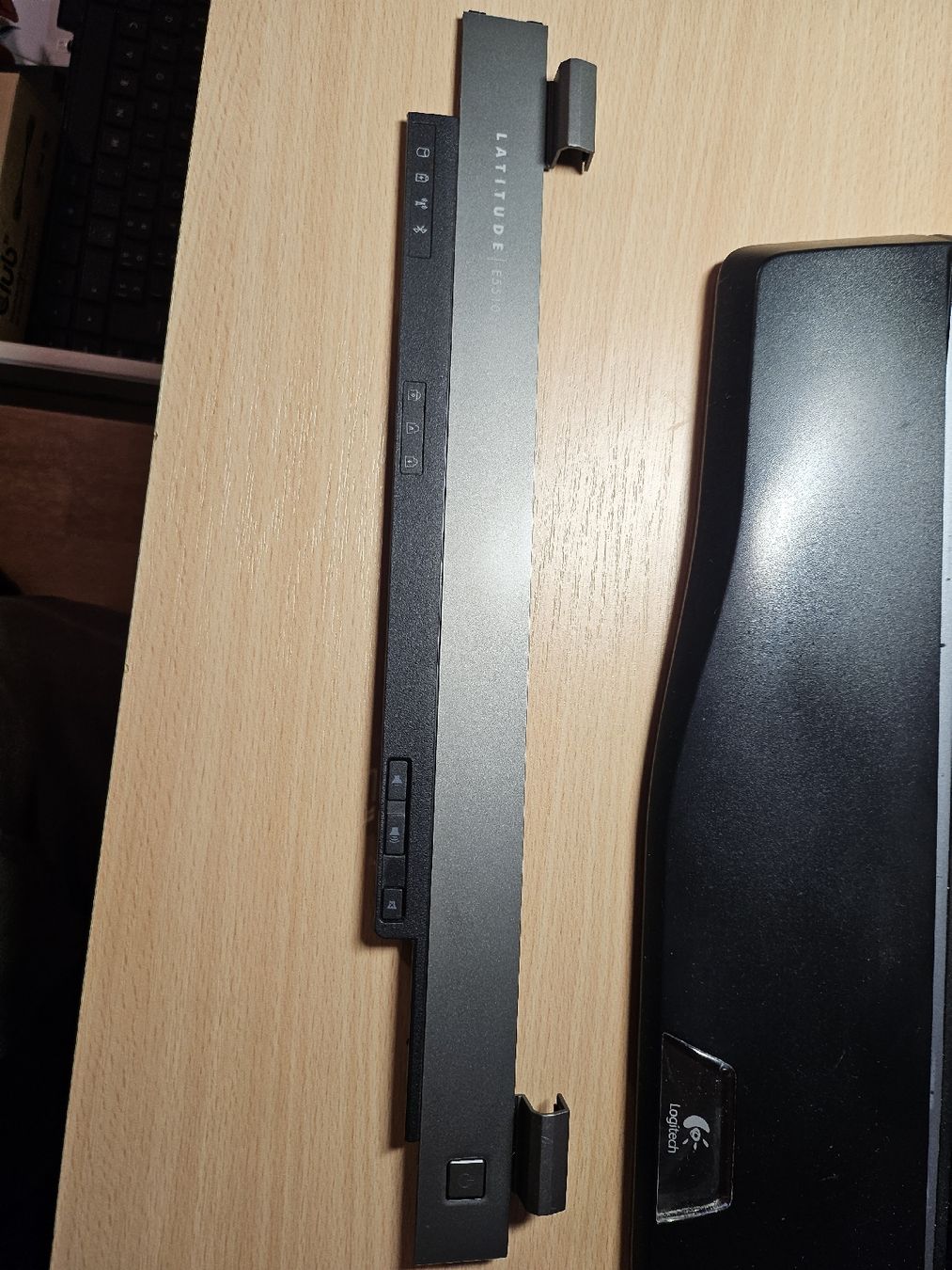 Dell Notebook: Dell Latitude e5510 Abdeckung Ersatzteil (Power Button Cover – Usato da Utzenstorf venduto da Oddy