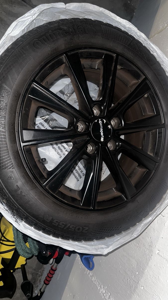 Volkswagen Cerchioni: Felgen komplett Golf Winterreifen  205/55R16 – Usato da Jona venduto da hercolis01