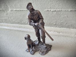 Bronzefigur: Jäger mit Hund