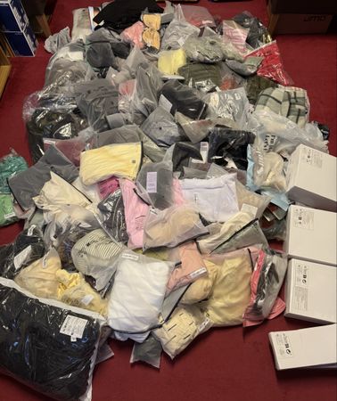Lot kleide & Schuhen NEU 191 stk.