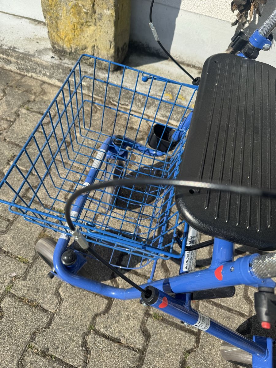 Gehhilfen: Rollator neuwertig Sitzfläche Bremsen Korb  – Gebraucht aus Frasnacht von Kulturpalast 5