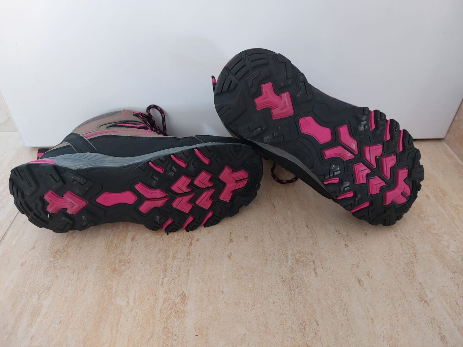 Decathlon Scarpe per ragazze: Chaussures de randonnée imperméables, taille 34! – Usato da Mont-sur-Lausanne venduto da ane_pgq6 3