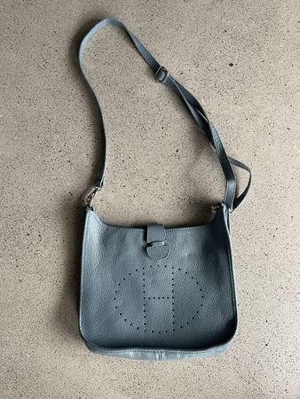 Hellblaue Schultertasche, Ökoleder