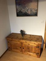 Kommode mit Metallbeschlägen aus Massivholz im Chaletstil