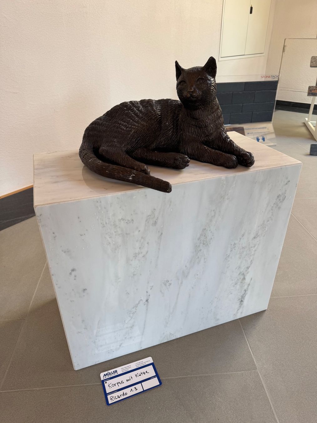 Figuren: Korpus mit Bronze Katze – Gebraucht aus Neuhaus von Mueller_Naturstein