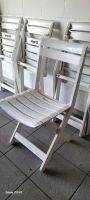 Weisse Klappstühle, praktisch für Garten & Balkon!