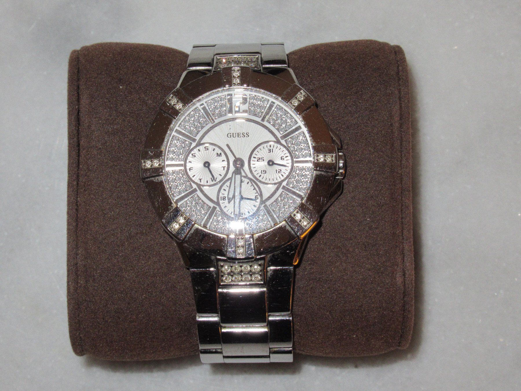 Guess Uhren: EXKLUSIVE DESIGNER-UHR "GUESS" ZIRKONE NP 229 CHF – Gebraucht aus Au ZH von FashionConsultant 1