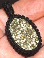Anhänger L-7966 – Pyrit Druzy Makramee ca. 2,8x2cm