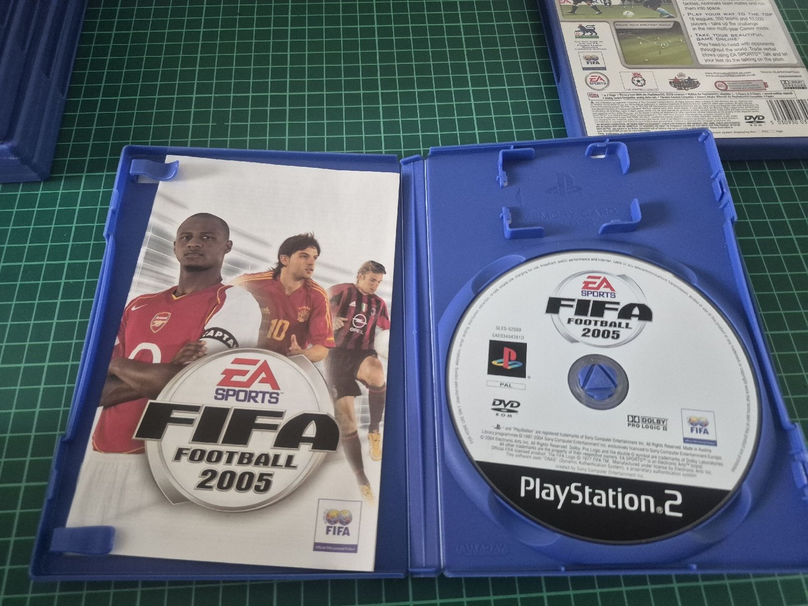 Sony Giochi: PS2 FIFA Football 2005 + 2004 Games Bundle  – Usato da Meyrin venduto da Retro-GZ 2