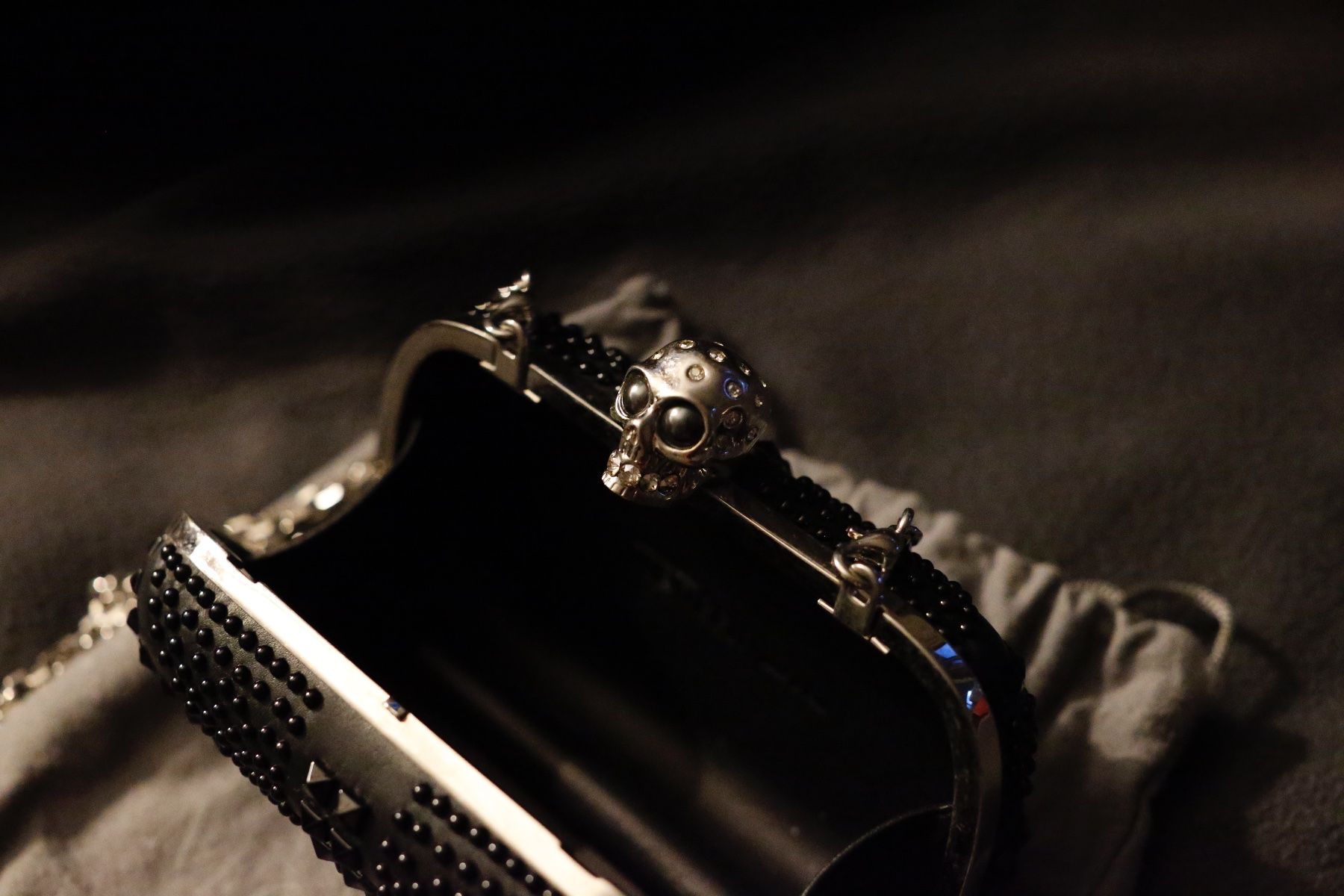 Alexander Mcqueen Borse da donna: Alexander McQUEEN Skull Clutch schwarz – Usato da Horw venduto da dar_ddz9 4