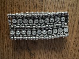 Metallarmband mit weissen Steinen