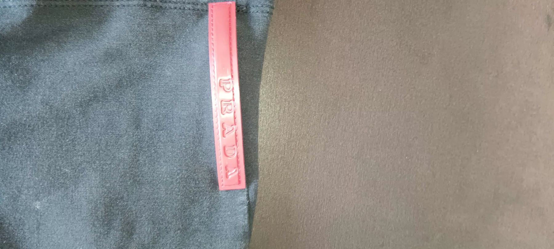 T-shirt: prada tee shirt avec capuche nylon – Usato da noville venduto da fardusa 2